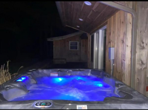HILLBILLY HIDEAWAY-Hot Tub-Fire Pit-Creek-Pets Ok